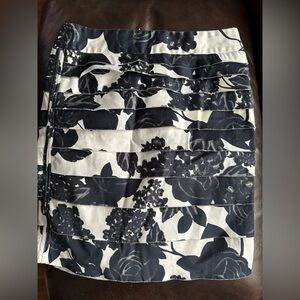 White House Black market black and white skirt size 6